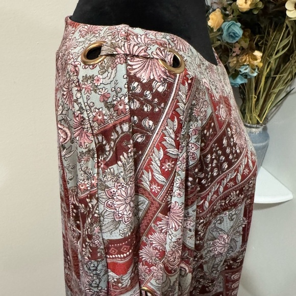 Above and Beyond floral Rich Red Burgundy and white Tunic top size Medium - Picture 3 of 10